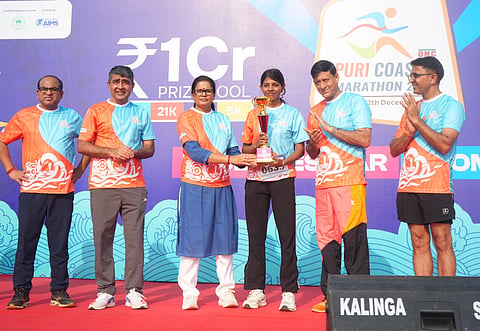 Deputy CM Pravati Parida felicitating one of the participants of the Promo Run 