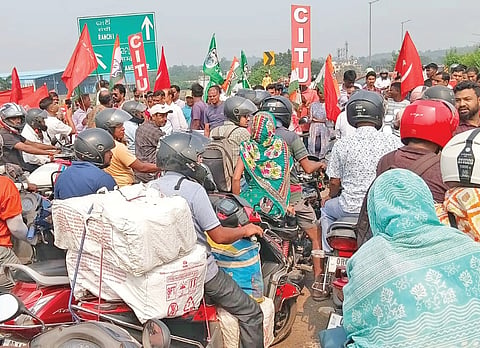 Commuters stranded near Vedvyas in Rourkela due to the bandh on Thursday | Express