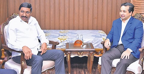 Maharashtra Minister for Ports and Fisheries Nitesh Rane called on AP Minister for Roads, Buildings, Infrastructure, and Investments BC Janardhan Reddy on Thursday. 
