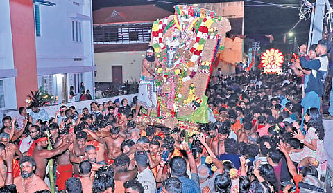 The idols for Navratri pooja brought from Padmanabhapuram in Kanyakumari being given a rousing reception at Karamana Avadi Amman Temple on their way to the Navratri Mandapam at Sree Padmanabhaswamy Temple