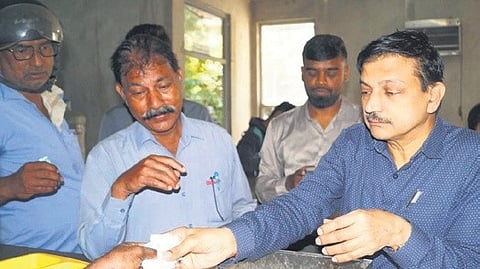 As per the prescribed Saturday menu, the canteen was required to serve rice, sambar, palya and kheer (payasa). However, the contracted agency supplied only bisi bele bath.