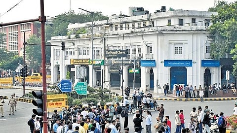 Security personnel stand guard near Khadi Bhawan on Outer Circle. They maintained a heightened presence around the protest site and its approaches | parveen negi.