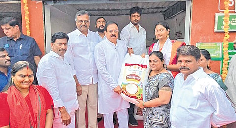 Civil Supplies Minister Nadendla Manohar inaugurated sales counters for BPT and KNM/RNR fine rice at the Bhavanipuram Rythu Bazaar in Vijayawada.