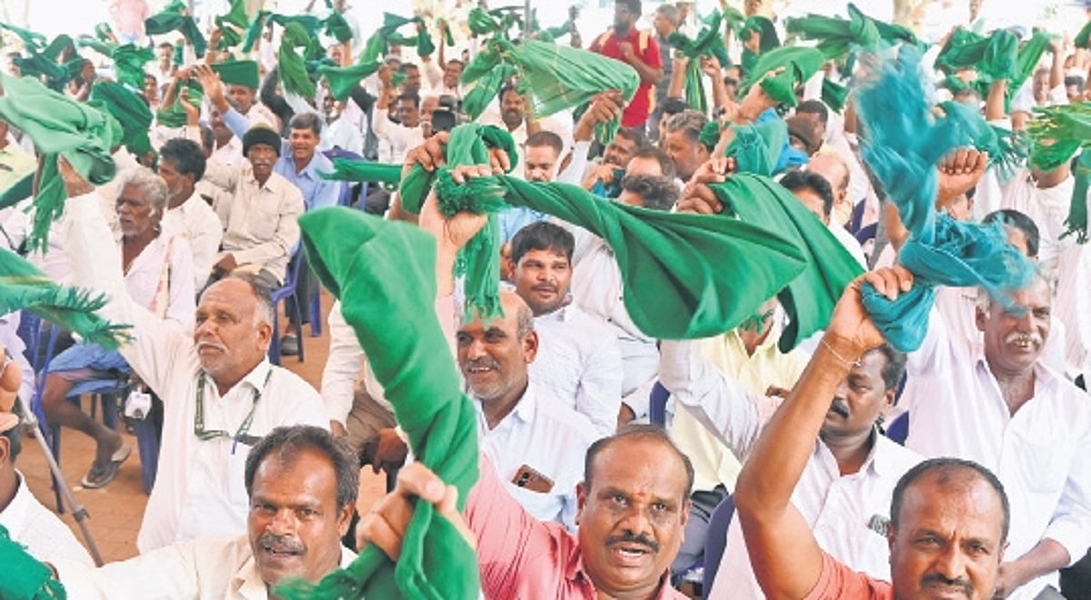 Karnataka farmers seek loan waiver, Rs 25,000 compensation per acre