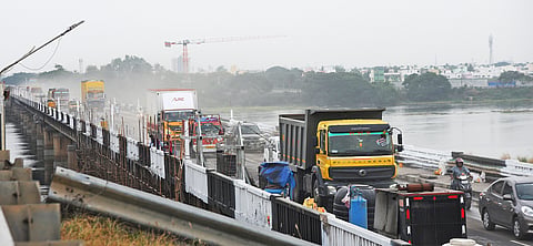 Traffic on the old bridge over the Cauvery on the Tiruchy-Chennai National Highway near Odathurai resumed on Thursday 