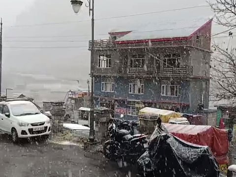Following the snowfall at Razdan Top and other elevated areas, authorities closed the 85-km-long Bandipora-Gurez road to vehicular traffic.