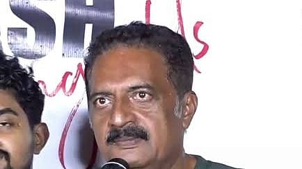 Actor-cum-activist Prakash Raj speaking at the anti-SIR protest held in Thiruvananthapuram's Manaveeyam Veedhi 