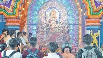 As the puja committees started the celebration by observing Sasthi Puja rituals on Saturday, devotees started thronging the pandals to have a glimpse of the deities.