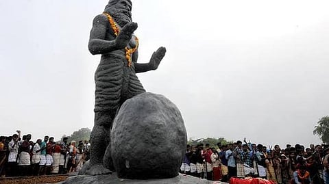 Thousands of people from Kerala and Tamil Nadu climbed the Rayiranellur hills at Koppam, near Pattambi, in Palakkad as part of the Rayiranellur Malakayattam on Monday. The annual festival is to commemorate the legend of Naranath Bhranthan and the ‘Panthirukulam’ (12-member clan) myth.