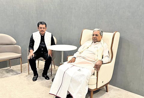 Housing Minister BZ Zameer Ahmed Khan calls on former Chief Minister Siddaramaiah at the latter’s residence in Benglauru on Monday 