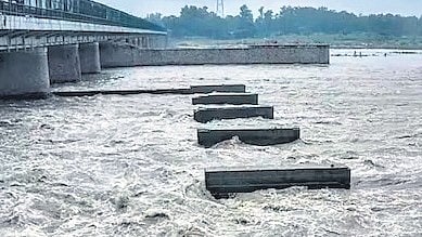 Delhi government to develop the Yamuna riverfront in two phases.