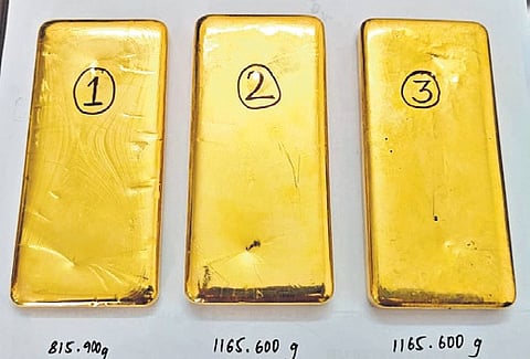 DRI seizes 3.147 kg of gold, Rs 5.84 cr foreign currency; 5 smugglers held