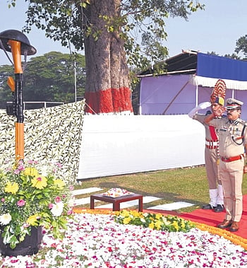 DGP in-charge Vinaytosh Mishra paying tributes to the martyred police personnel on the occasion of 67th Police Commemoration Day