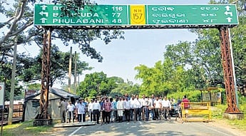  Tea stalls, hotels, roadside eateries and restaurants in Durgaprasad and Kalinga Ghat have reportedly shut down due to the sharp decline in traffic and customers, leaving hundreds of families dependent on these businesses facing financial hardship. 