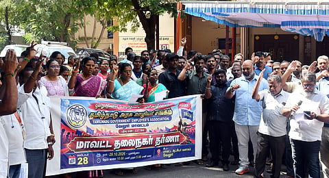 Villagers staging a protest in Thennarasampattu.