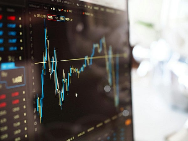 Benchmark indices close flat on Tuesday despite early trade rally
