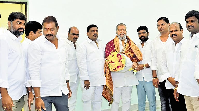 Mahipal meets Rajanarasimha, triggers talk of party switch