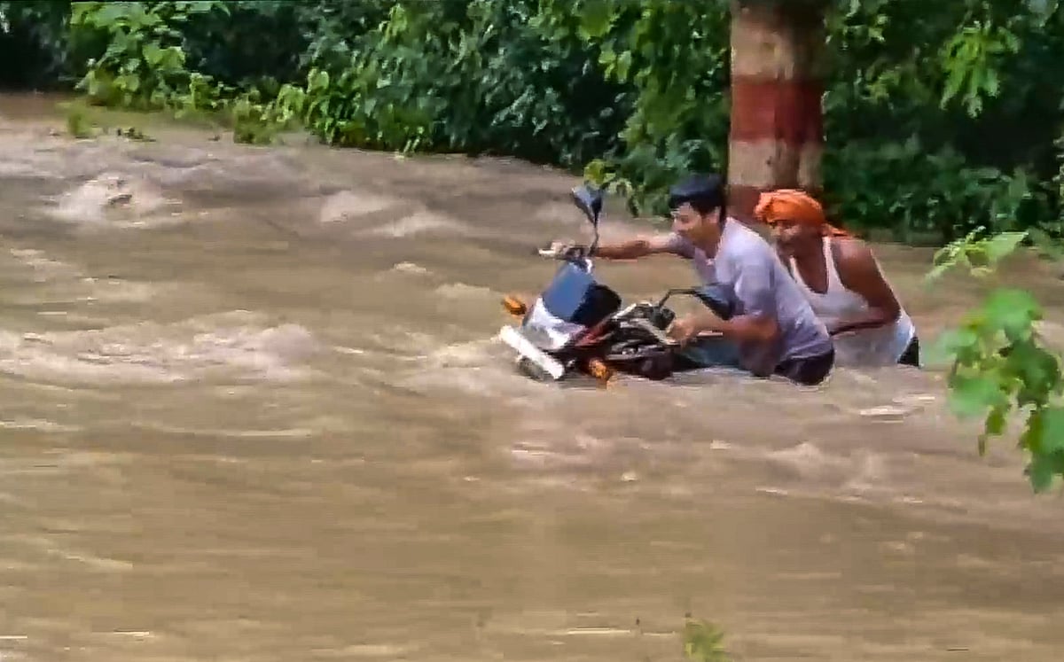 Nepal landslide triggers surge in Budhi Gandak, Bihar says no immediate ...