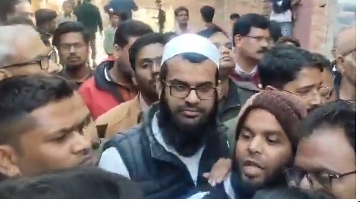 Mob surrounds NIA team, resists move to detain Mufti Khalid Nadvi for ...