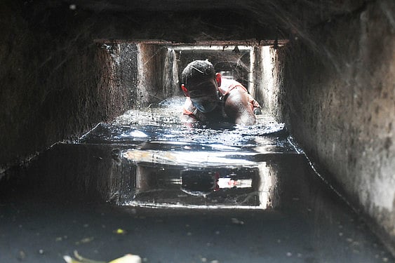 7648 Gujarat’s manual scavenging data raises questions; 105 identified ...