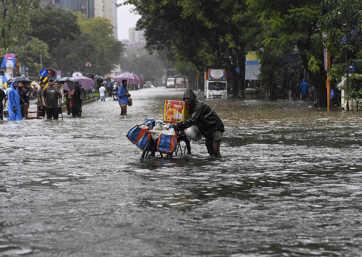 Heavy rains paralyse Mumbai: Offices shut; flights, road transport ...