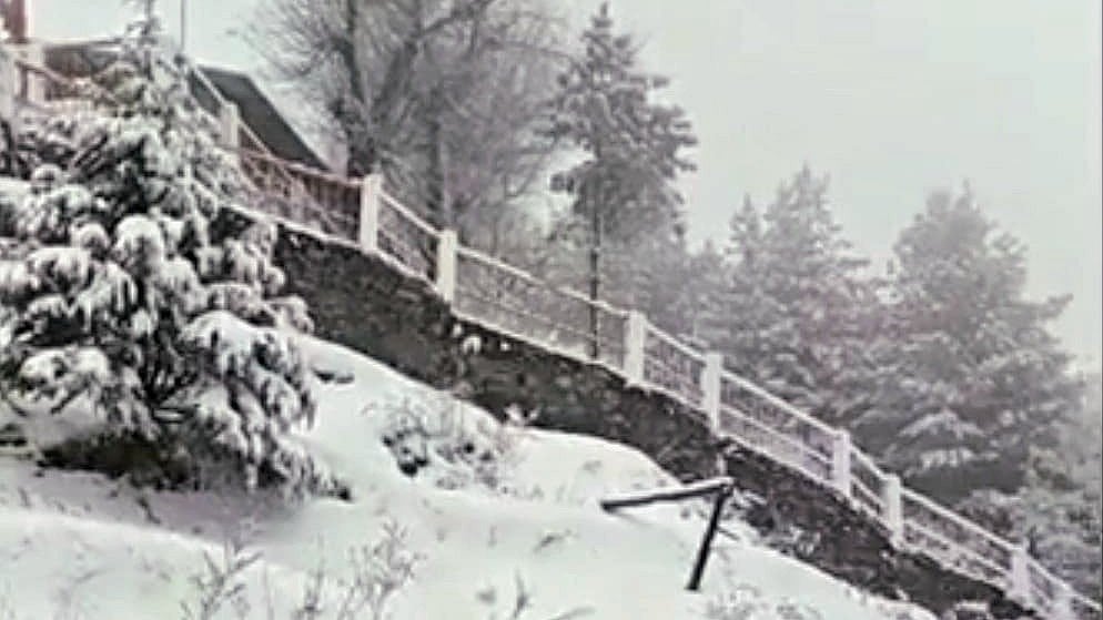 Orange alert issued as heavy snow lashes Uttarakhand; 80 tourists rescued