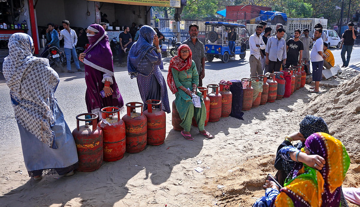 Govt bars piped cooking gas users from holding LPG connections, PNG ...