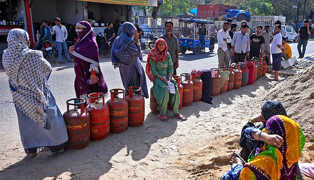 Govt bars piped cooking gas users from holding LPG connections, PNG ...