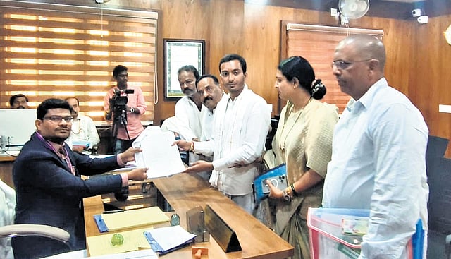 Samarth Shamanur files papers even before Congress announces ticket in ...