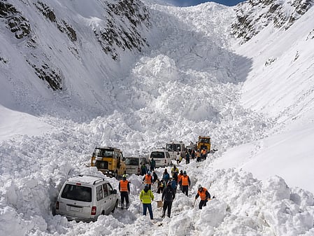 い*り様 AVALANCHE Avalanche at Zojila kills seven, Srinagar–Leh highway shut for