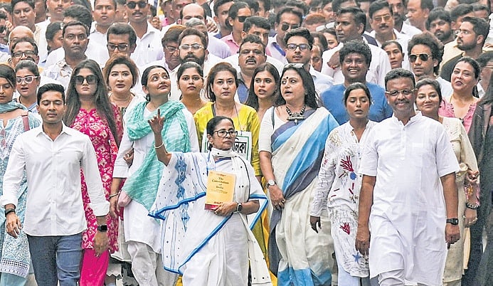 ‘They’ve beaten me up,’ says Mamata amid high drama in Bhabanipur