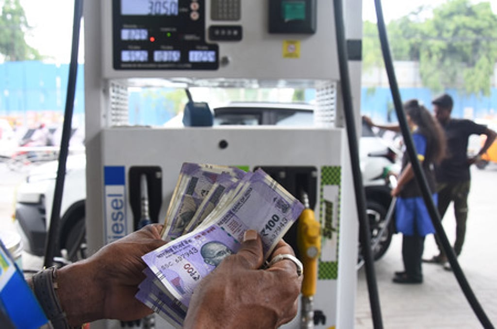 Rupee faces fresh pressure as oil stays above $100