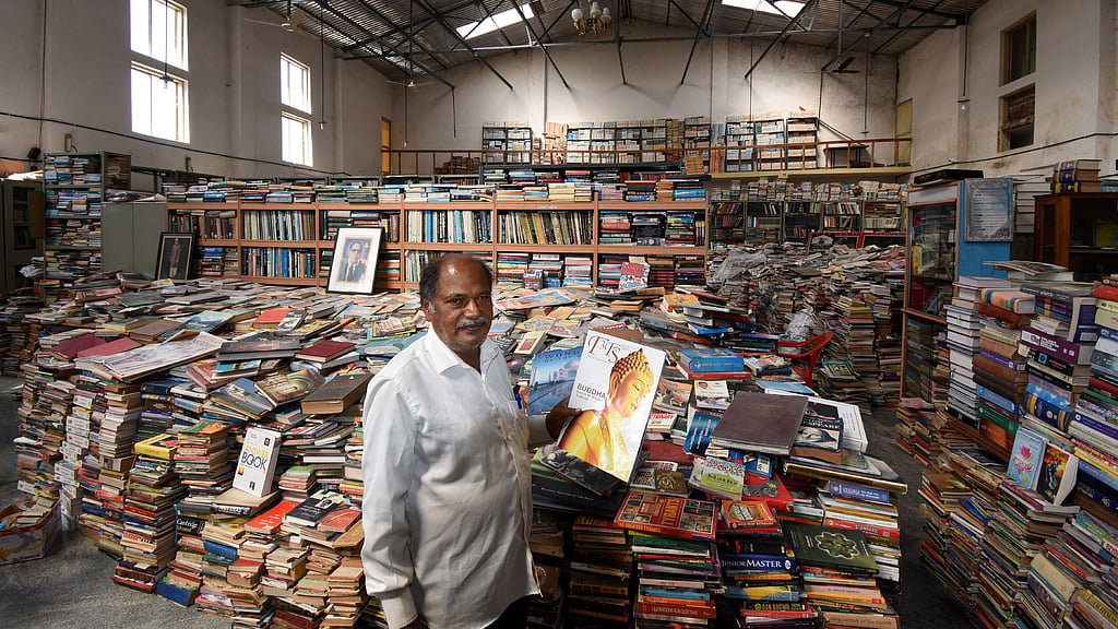 Living beside books: Mysuru man who quit govt job to build free-access ...