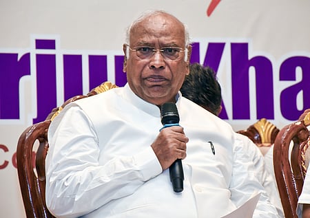 காங்கிரஸ் தலைவர் கற்ஜே குற்றச்சாட்டு: பிரதமர் மோடி, சீனாவுக்கு இந்தியாவின் முக்கிய தொழில்களை கைப்பற்ற அனுமதித்து தேசிய நலன்களை பாதித்துள்ளார்.