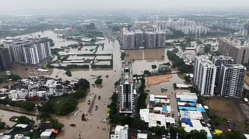 Monsoon batters Gujarat: Six dead as floods swamp Surat, rescue efforts ...