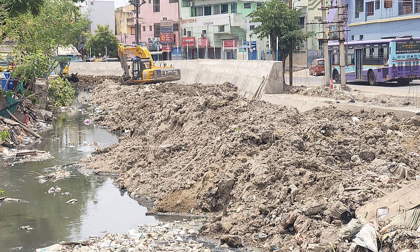 Madurai Prepares for Northeast Monsoon: Debris in Panthalkudi Canal Sparks Flood Fears