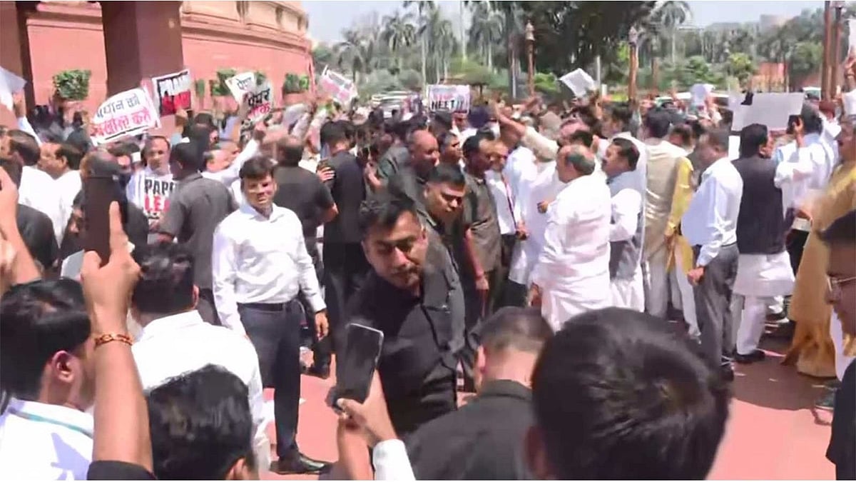 NDA, INDIA bloc MPs face off outside Parliament over Jharkhand protest, Ram temple donation issues; slogans like 'Amit Shah maafi maango' raised