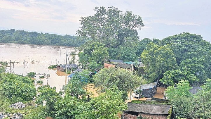 Intense rainfall inundates low-lying areas of Balasore and Mayurbhanj; one dead, over 3,000 evacuated as rivers breach banks