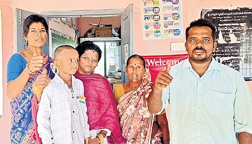 Teachers at two single-student schools in Pithapuram and Kuppam hoist tricolour with lone pupils, making Independence Day special