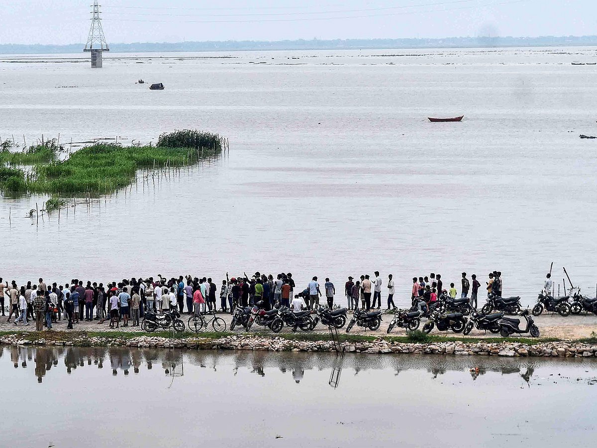 Rains Hit Normal Life In Varanasi Cremations Ganga Aarti Move To Rooftops rains-hit-normal-life-in-varanasi-cremations-ganga-aarti-move-to-rooftops