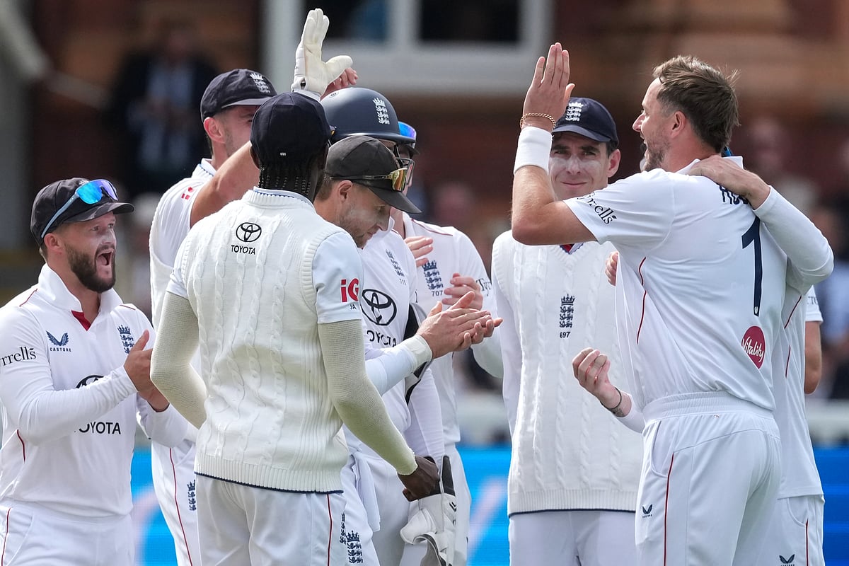 England's seamers rip through Pakistan for 110 at Lord's, stretching lead to 261; Ollie Robinson takes 4-11