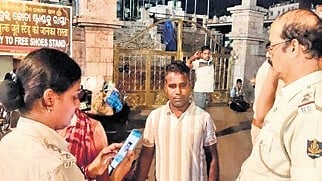 Puri police use facial recognition and fingerprint checks near Shree Jagannath Temple to identify suspicious individuals; drive aims to prevent theft and snatching