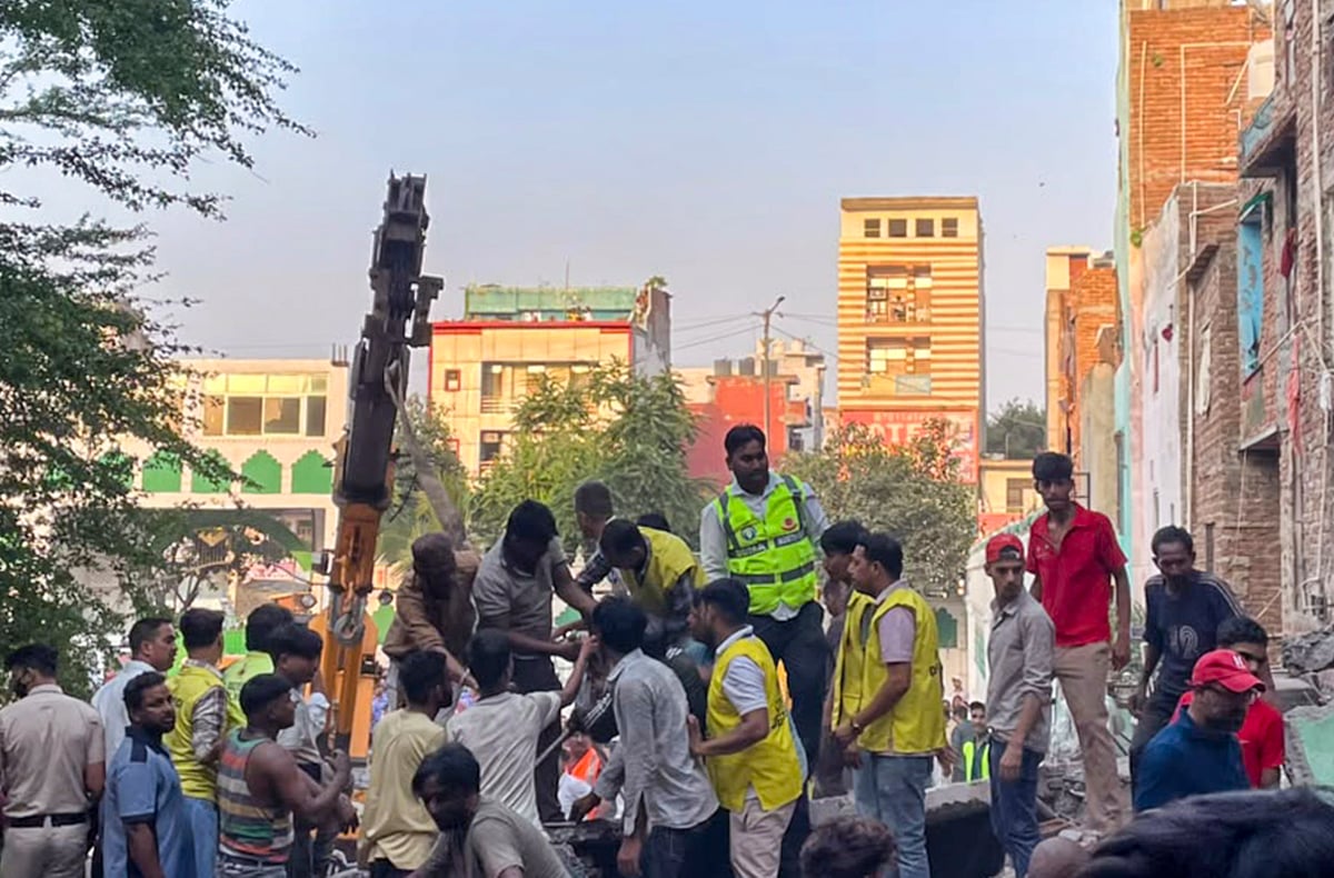 Delhi building collapse: Woman dies trying to save others, three-year ...