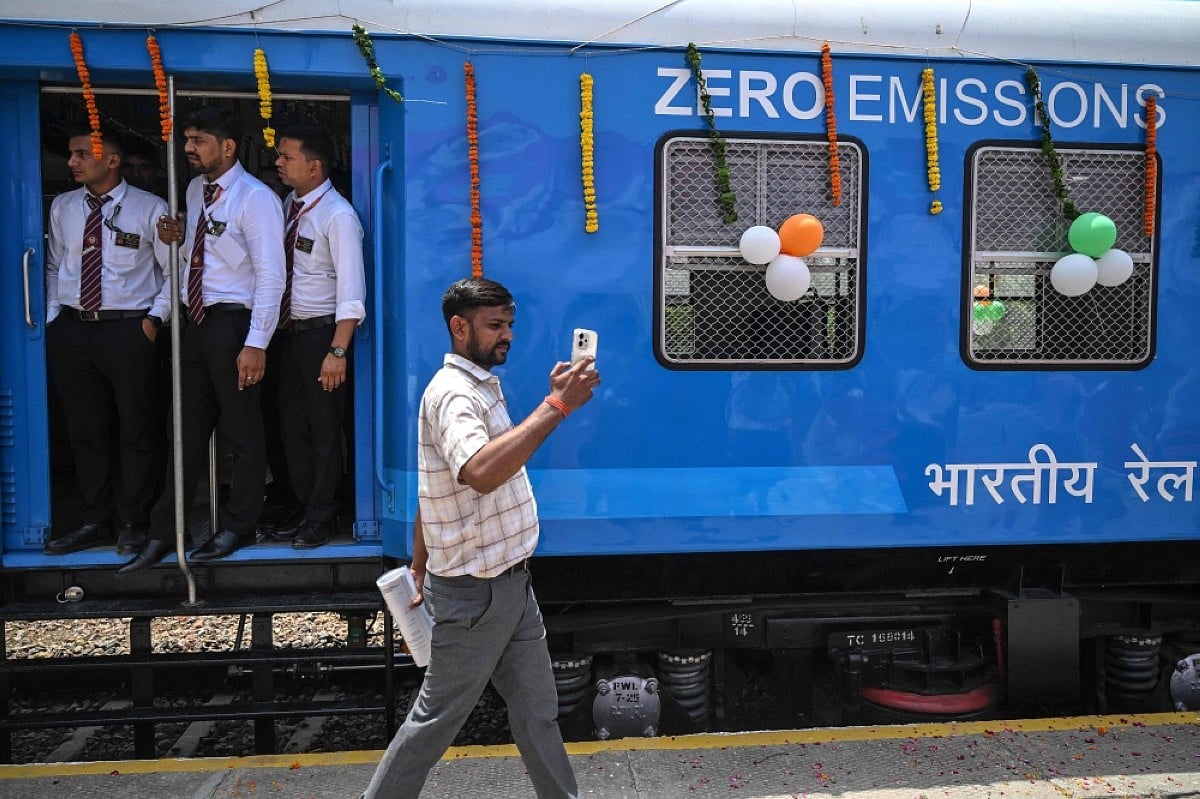 Railways rules against loud phones welcome, implement strictly