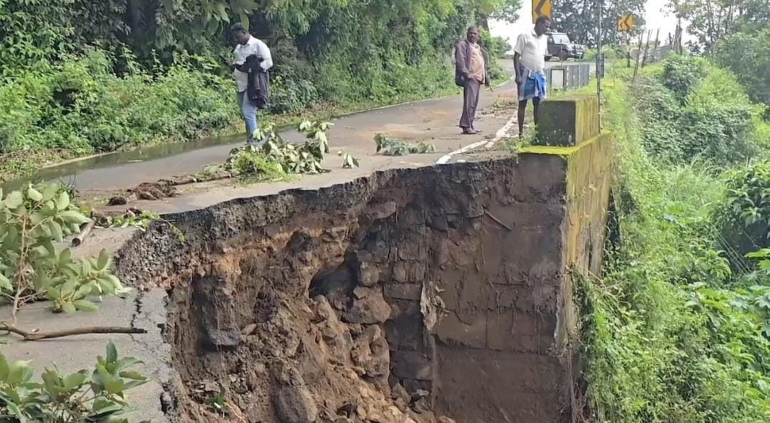 Heavy rain triggers landslides at seven spots in Kodai; red alert for ...