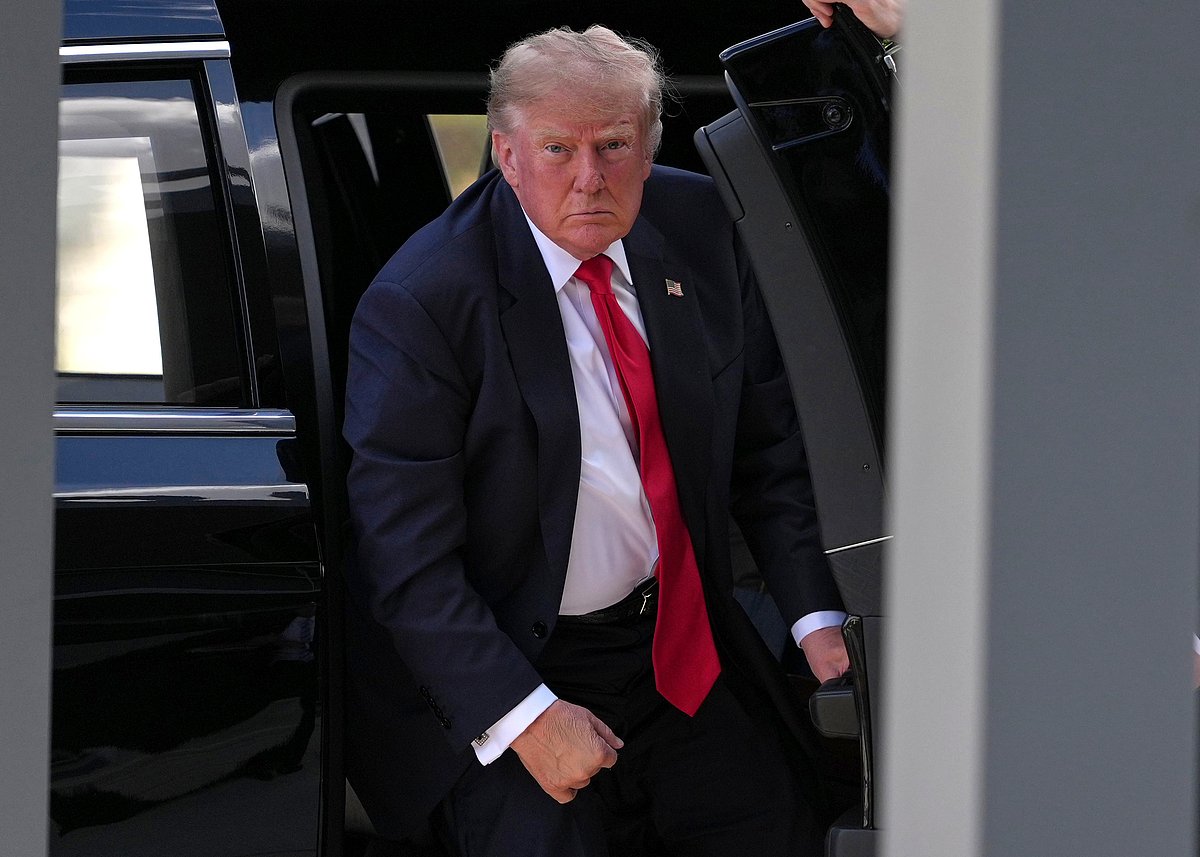 Six citizens sue Trump, saying media ban deprives them of news as ...