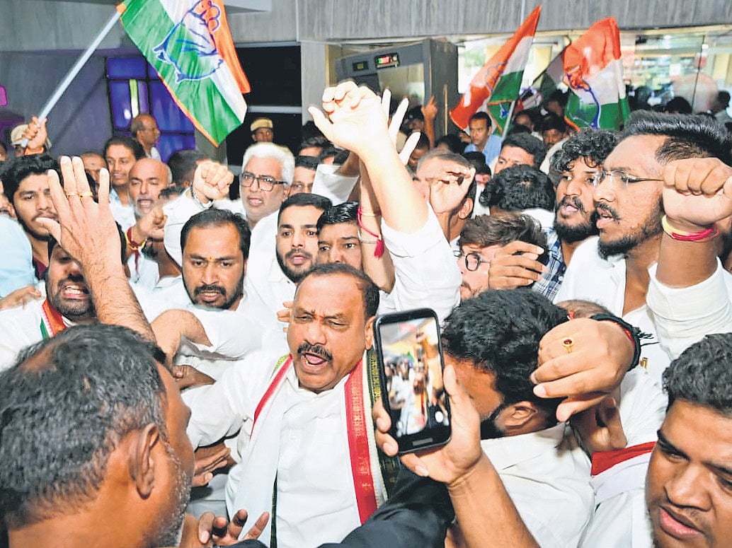 Telangana Congress leaders protest denial of special trains for Delhi rally