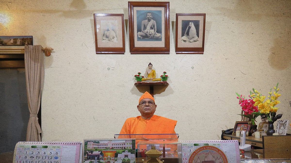 बेलूर मठ के अपने ऑफिस में बैठे स्वामी सुविरानंद
