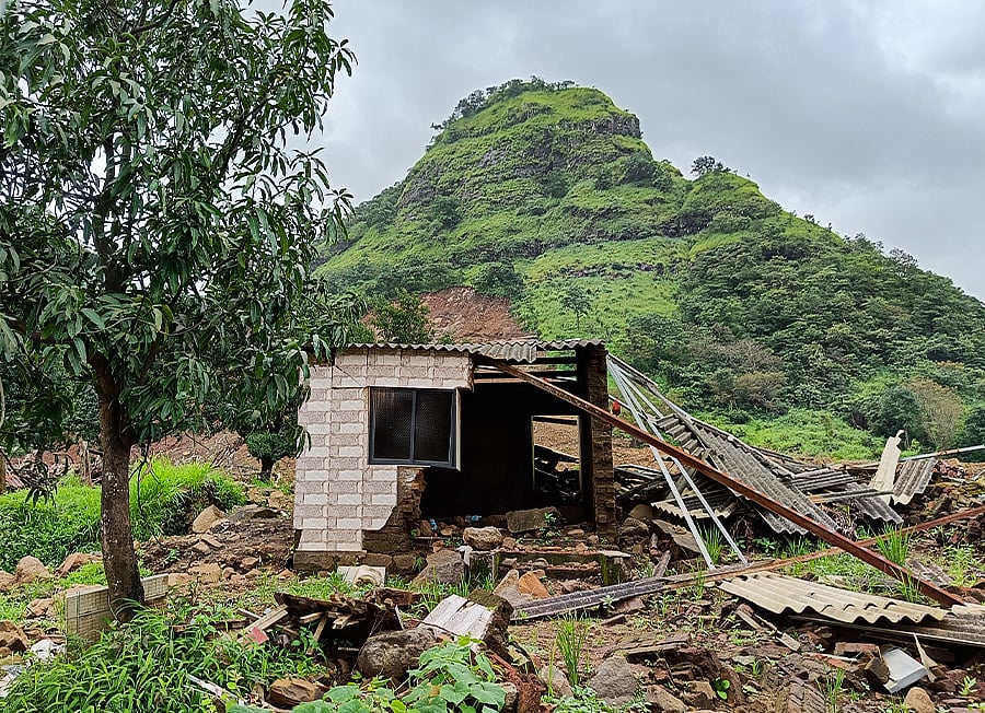 कोंडलकरवाडी गांव में खंडहर हुआ घर