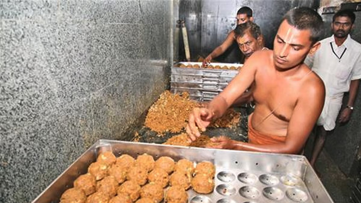 लड्डू तैयार करते आदमी. 